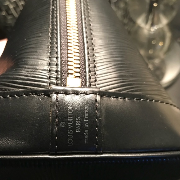 Beautiful Authentic Louis Vuitton Noir Alma Epi PM - Picture 3 of 8